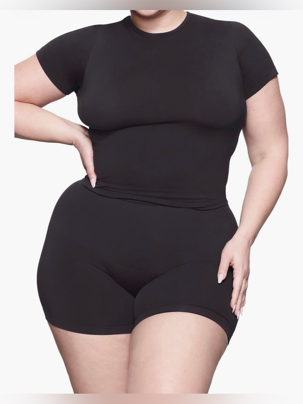 Skims Soft Smoothing Seamless T-shirt in black, size large